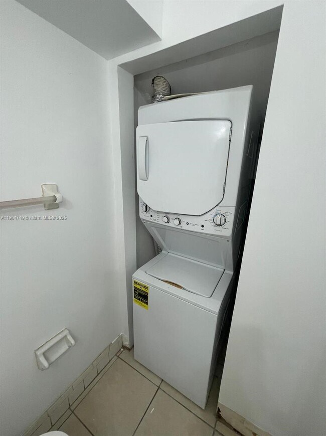 Building Photo - 2520 NW 52nd Ave