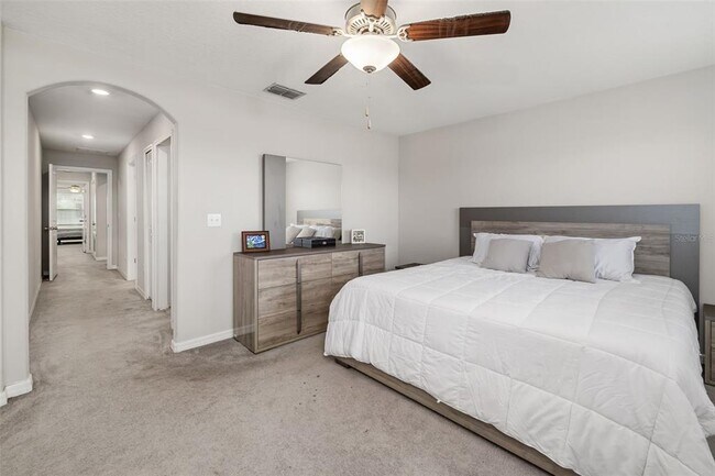 Building Photo - 621 Royal Empress Dr