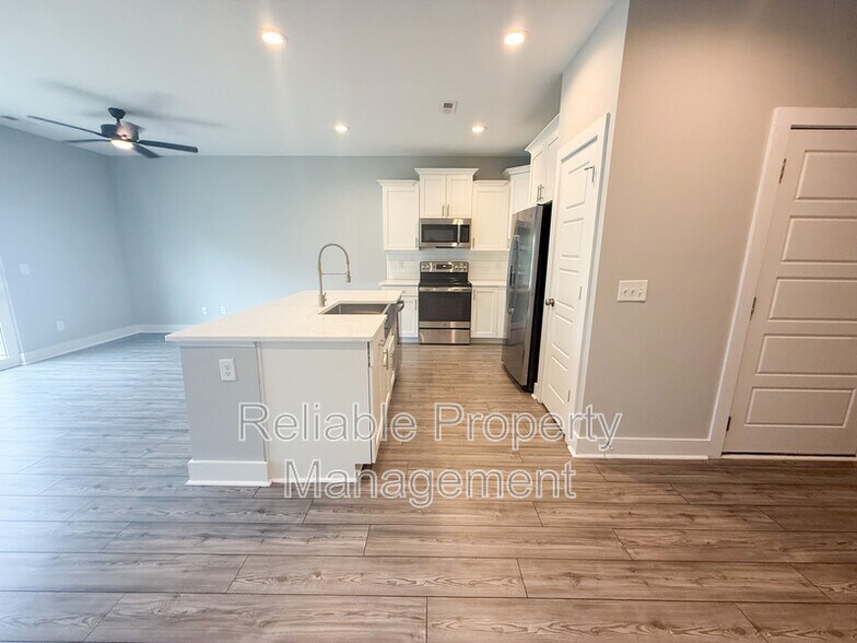 Building Photo - 14 S Laird Dr