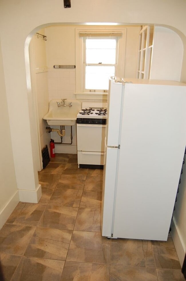 Building Photo - Cozy 2nd floor apt in Near South!