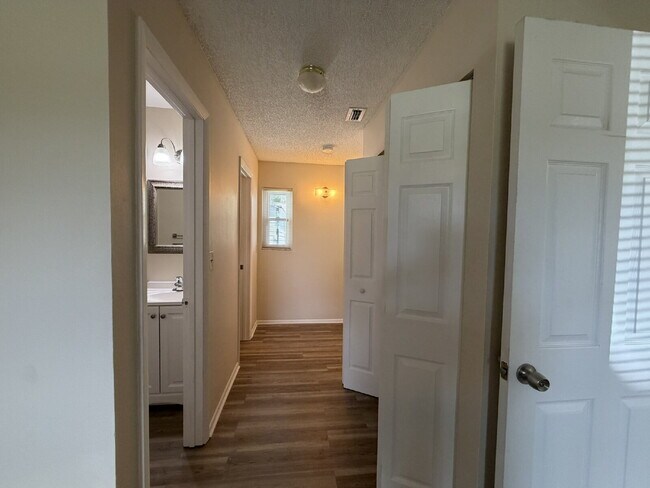 Building Photo - "Charming 1-Bed Oasis in Warm Mineral Springs - Cozy Living with 909 Sq Ft of Comfort!"
