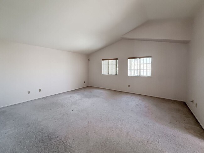 Building Photo - 40041 Zamura Ct