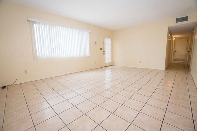 Building Photo - Spacious 3 Bedroom, 2 Bath Home with Updat...