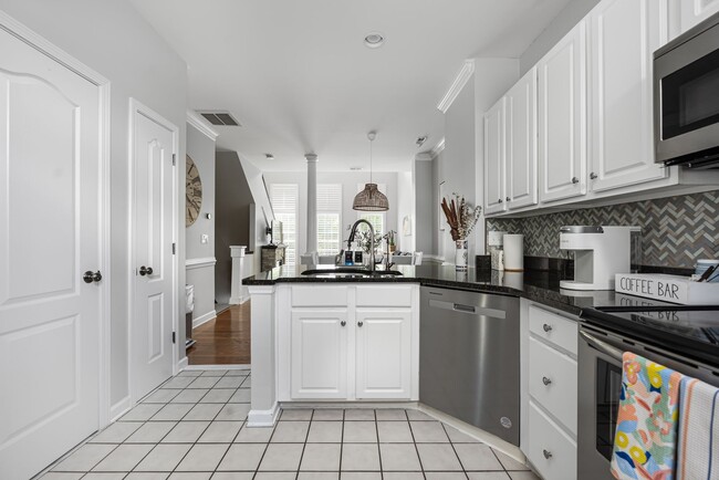 Building Photo - Stylish 3-bedroom townhome in Vermillion in Hustersville