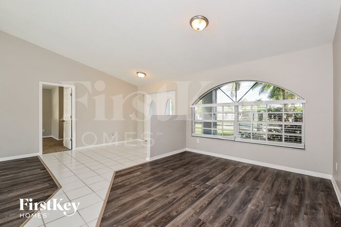 Building Photo - 2556 SW 28th Ave
