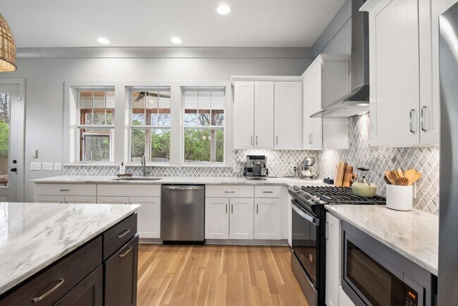 Building Photo - 6368 Alamo Pl