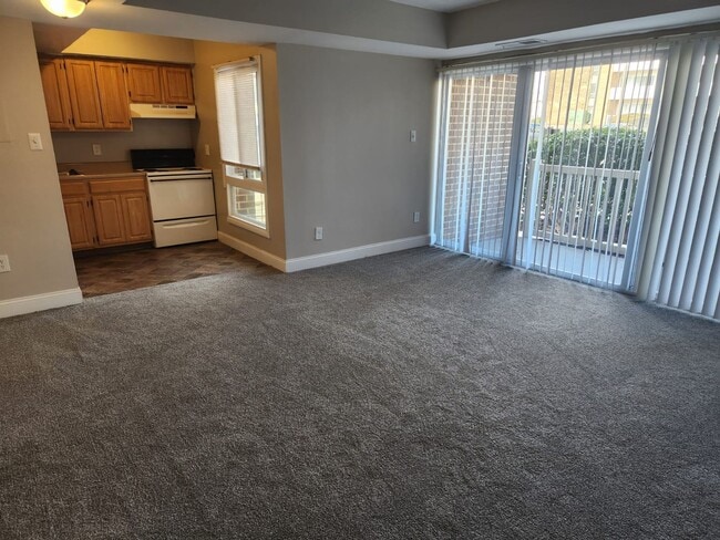 Building Photo - Spacious Two Bedroom Apartment Home Availa...