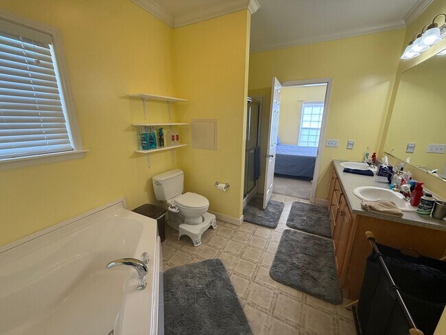 Building Photo - 3 Bedroom 2 Bath House in Lighthouse Point...