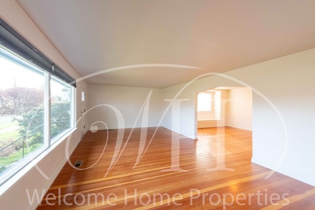 Building Photo - Sprawling 4 bed/2bath Craftsman Home