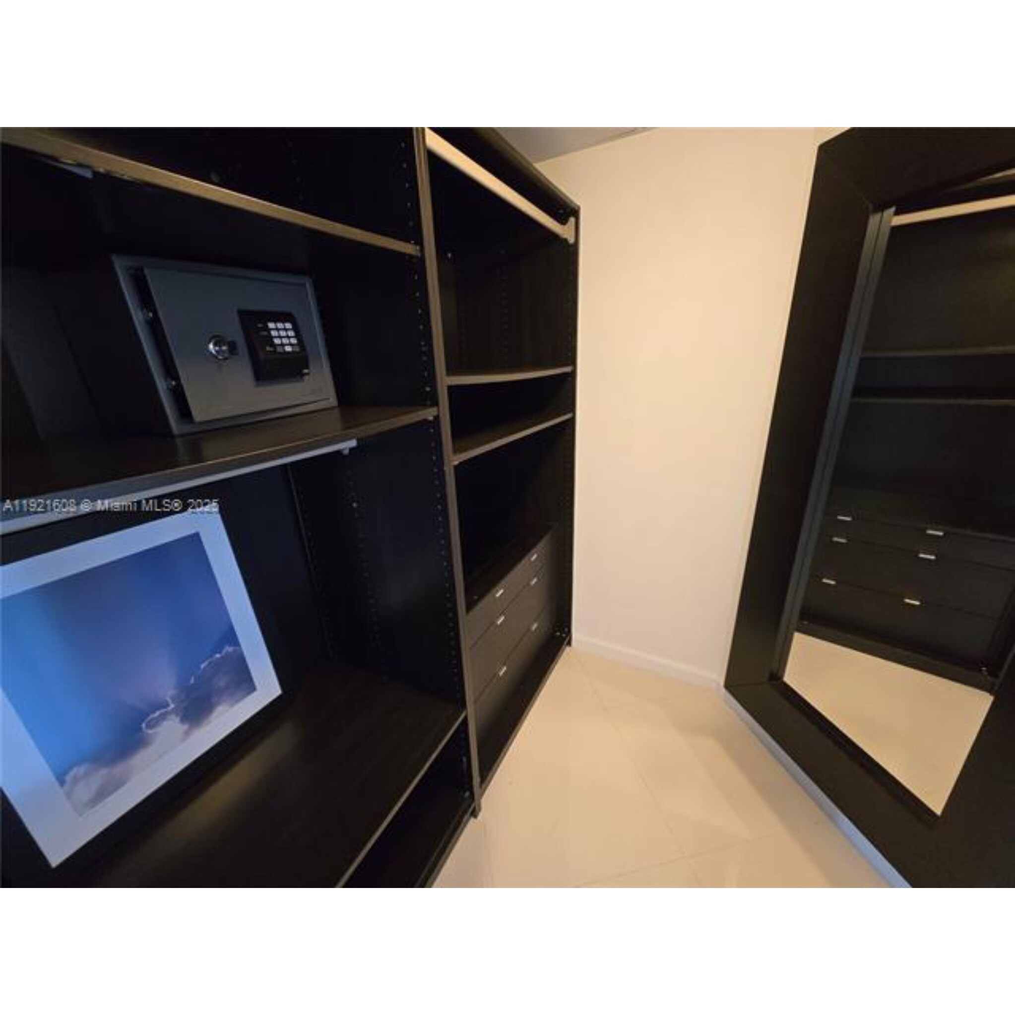 Building Photo - 475 Brickell Ave