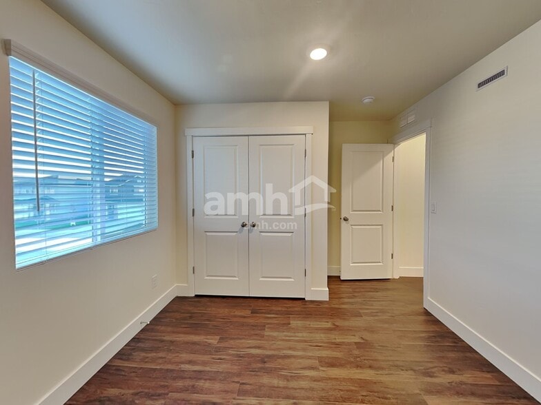 Building Photo - 1064 S Moorside Ave