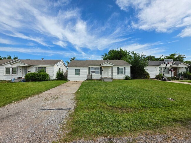 Building Photo - 3 Bed 1 Bath Home in Shawnee!