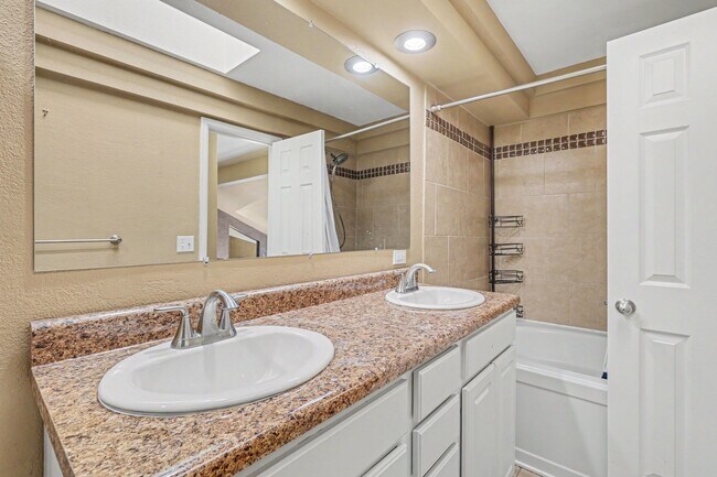 Building Photo - 2669 S Deframe Cir