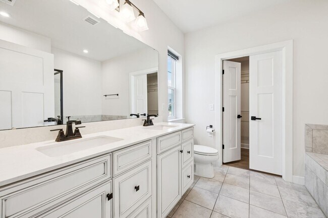 Building Photo - 5BR/3.5BA home offers stylish and function...
