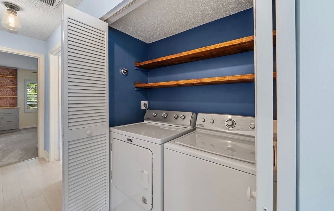 Building Photo - 9293 Heathridge Dr