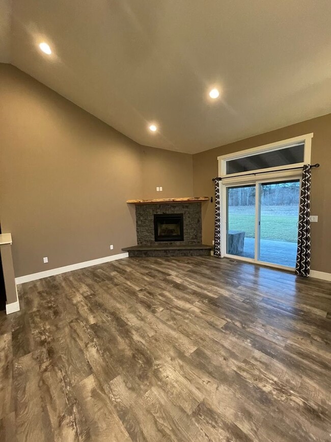 Building Photo - Beautiful Pet Friendly Home