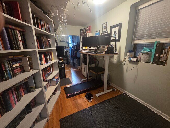 Building Photo - 2047 West Evergreen-GDN