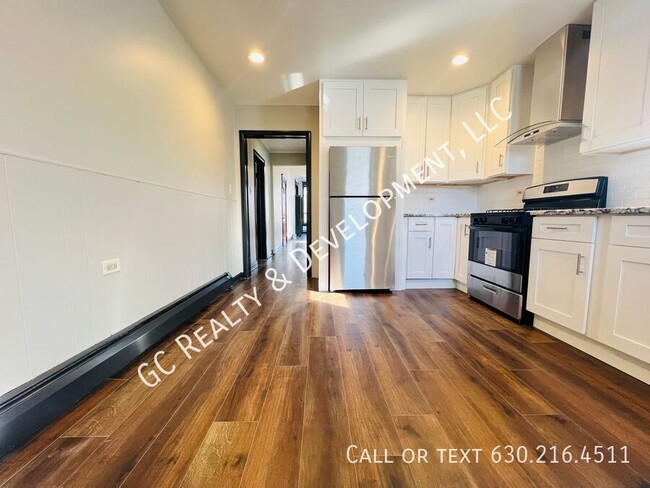 Building Photo - *** 2ND FLOOR UNIT / W&D ON SITE / OFFICE/...