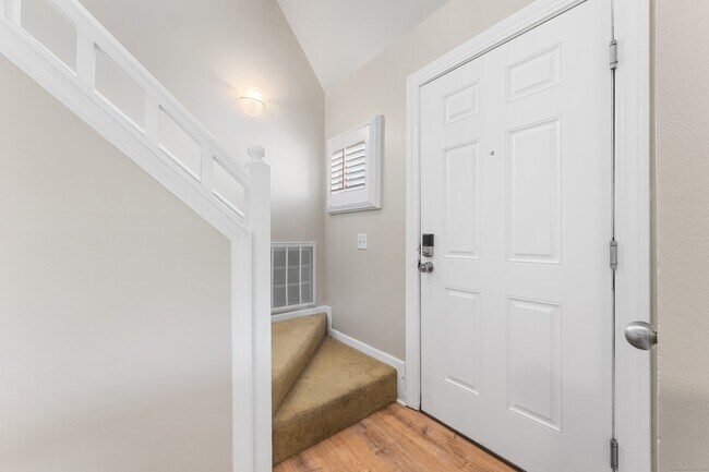 Building Photo - 2124 Old Pond Ln