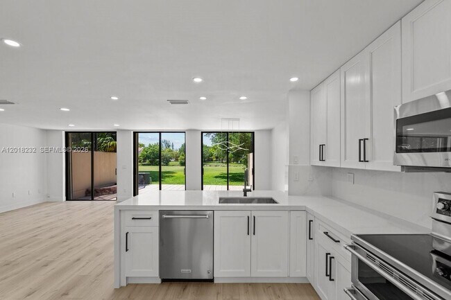 Building Photo - 3737 Alcantara Ave