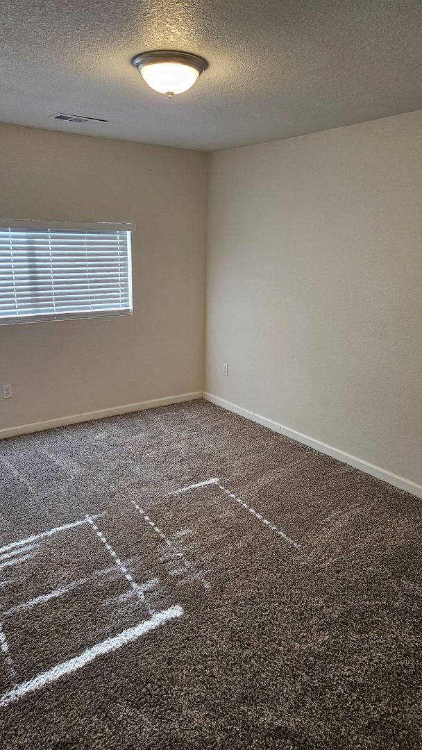 Building Photo - Large 3 bedroom 2 bath