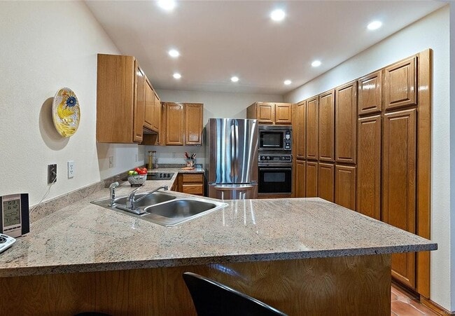 Building Photo - Executive 2BR/3BA Condo with Mountain View...