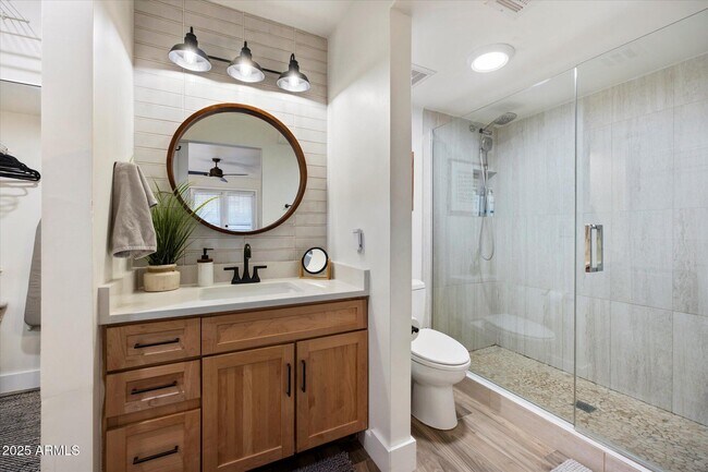 Building Photo - 1820 E Morten Ave