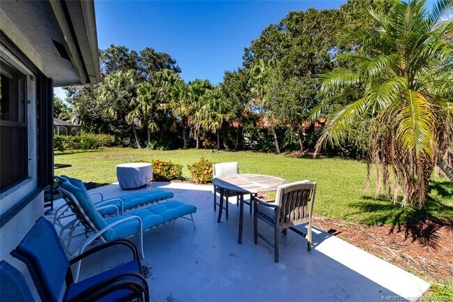 Building Photo - 2343 SW Spoonbill Dr