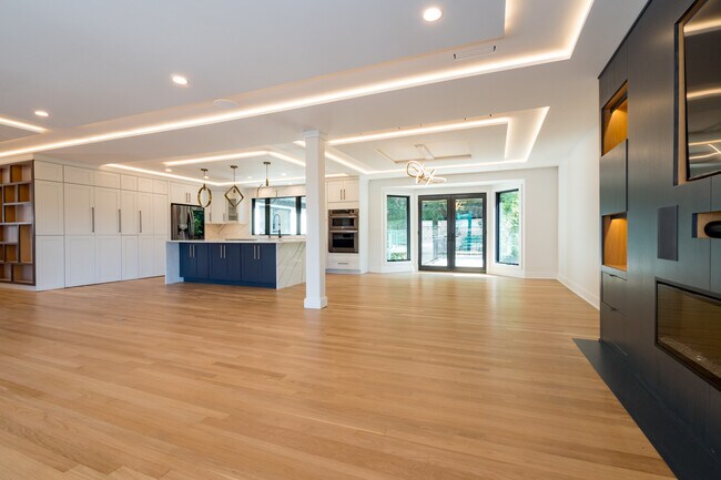 Building Photo - 611 W 49th St