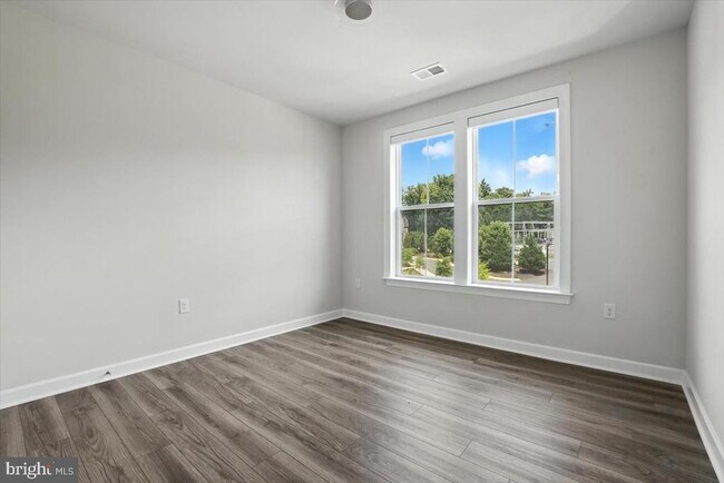 Building Photo - 3927 Fair Ridge Dr