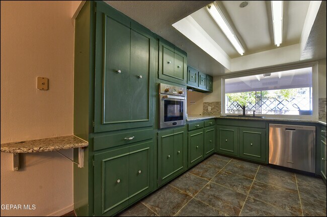 Building Photo - 3433 Clearview Ln