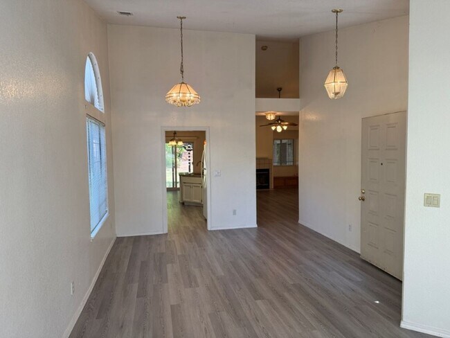 Building Photo - Modern 3 Bedroom 2 Bath One Story Browns Valley Vacaville *Star Rentals