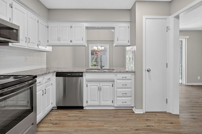 Building Photo - Renovated 3BR/2.5BA Townhome in Blue Valley Schools with Full Basement & 2-Car Garage