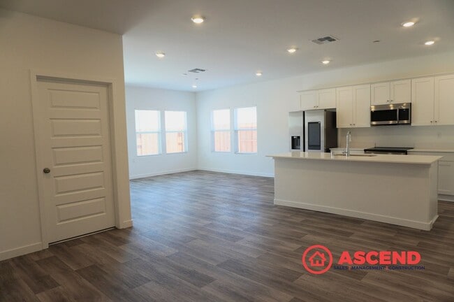 Building Photo - Spacious 4 Bed/2 Bath Brand New Build! in Bakersfield's Desirable 93311 Area — Solar, Garage & Fu...