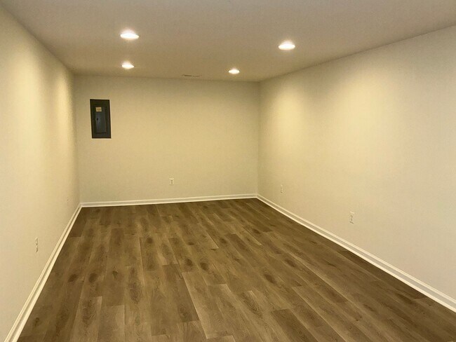 Building Photo - Very well maintained 4BR 2.5BA Colonial mo...