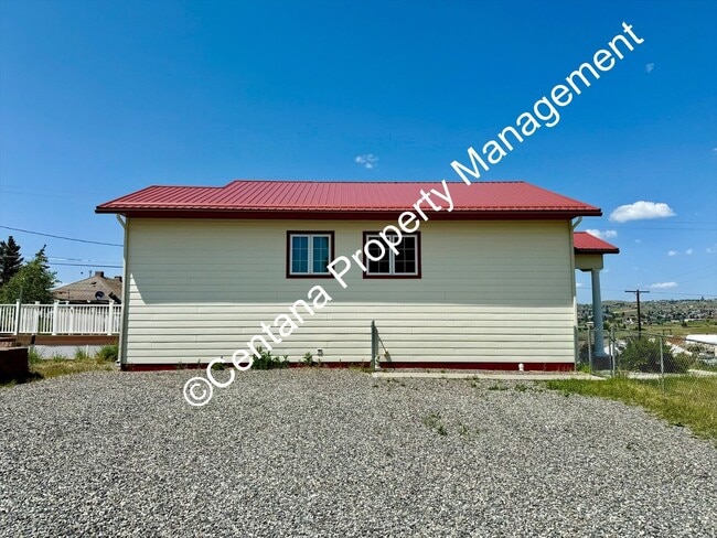 Building Photo - Beautiful home on the outskirts of town!