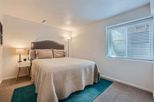 Building Photo - 1030 Popes Valley Dr