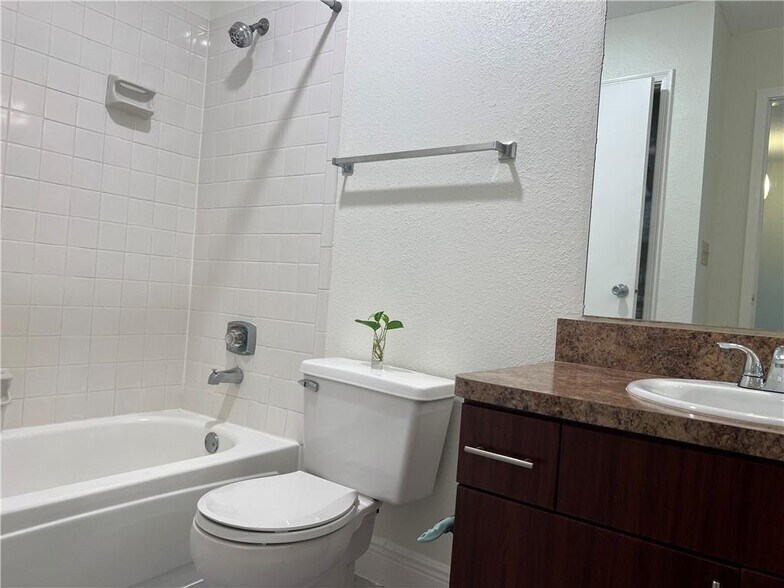 Building Photo - 875 Riverside Dr