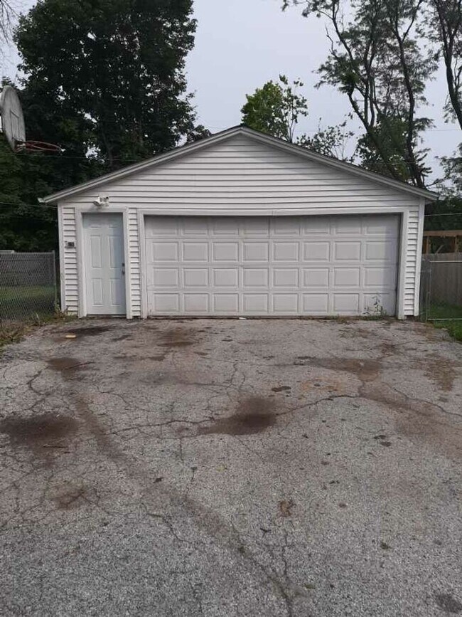 Building Photo - 3 bed 2 bath, 2 car garage Bettendorf Home!