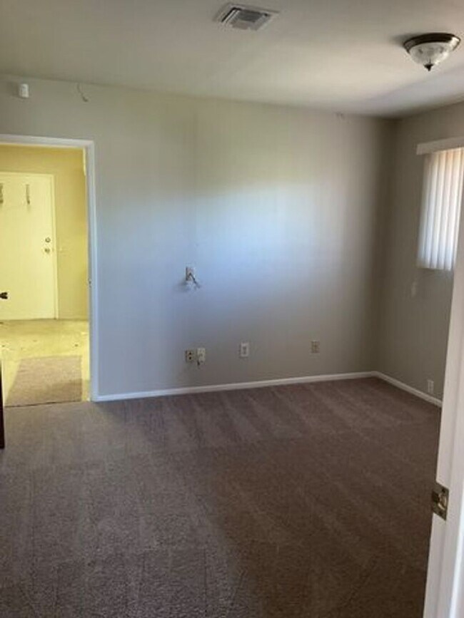 Building Photo - 5 bed 2 Bathroom in Riverside