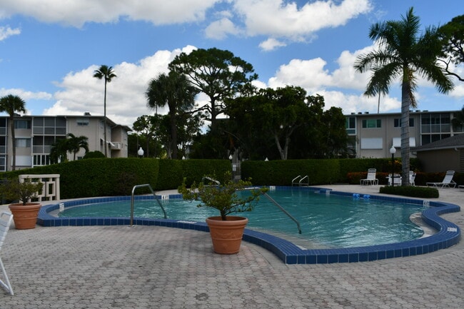 Building Photo - 2721 Garden Dr N