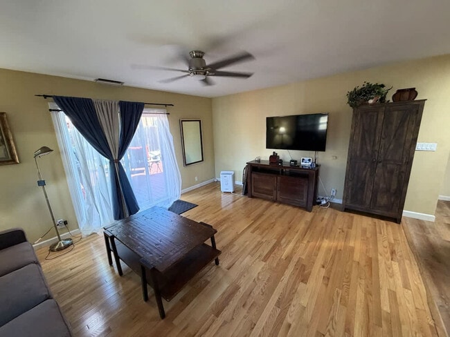 Primary Photo - 2069 Horne St