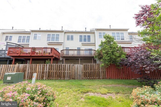 Building Photo - Spacious 3-level townhome with a 2-car garage in the desirable South Riding community.