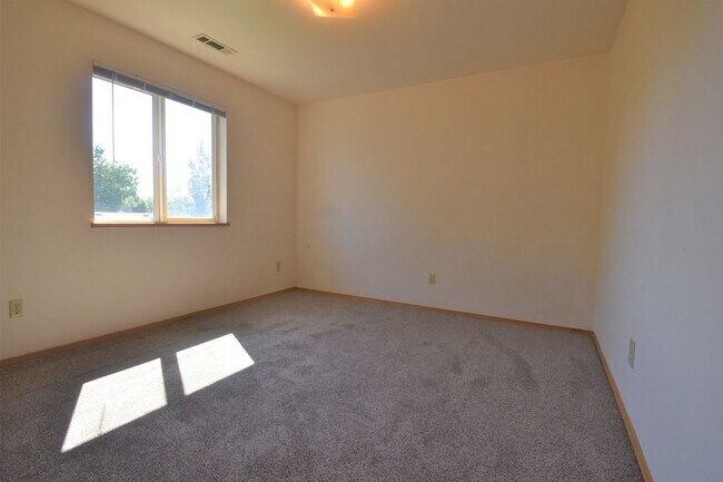 Building Photo - 3BD, 1BA Top Floor Unit