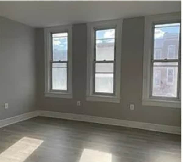 Building Photo - 5 Bedrooms 2 Bathroom Home