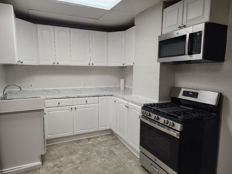 Building Photo - 32 Charles St