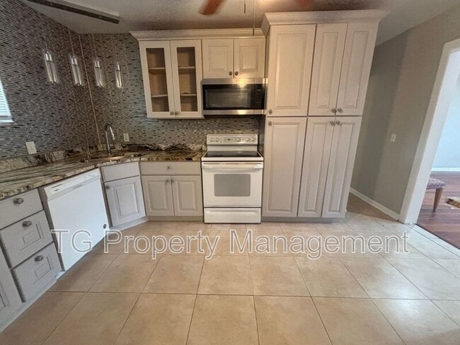 Building Photo - 1355 Lamanto Ave E