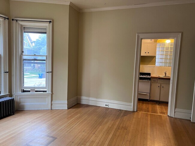 Building Photo - Adorable One Bedroom Upper in Heritage Hil...
