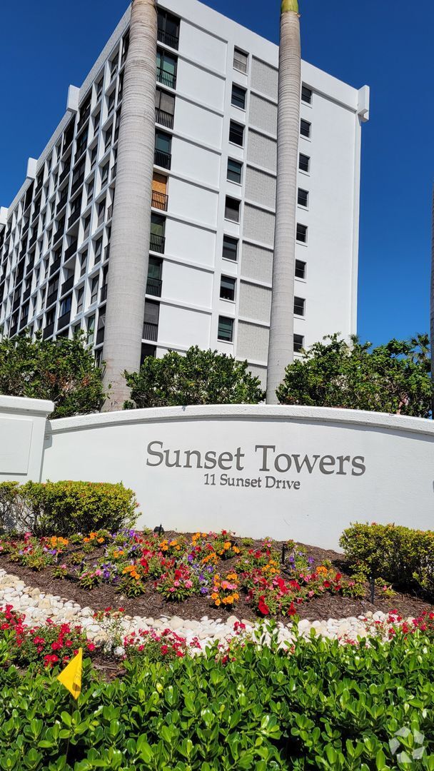 Building Photo - Annual UNfurnished renovated 1/1 condo dow...