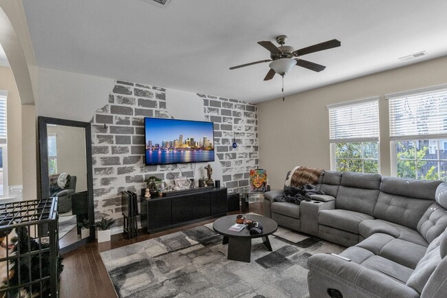 Building Photo - Large fenced yard corner lot - 4 Bedroom home in Moss Grove Plantation